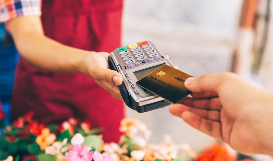נוח להשתמש בכרטיס אשראי, אבל חשוב להבין את העלויות הכרוכות בשימוש בו בחו"ל 