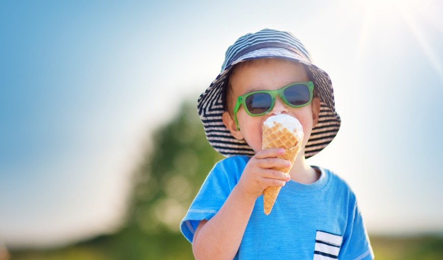 ילד מאושר אוכל גביע גלידה
