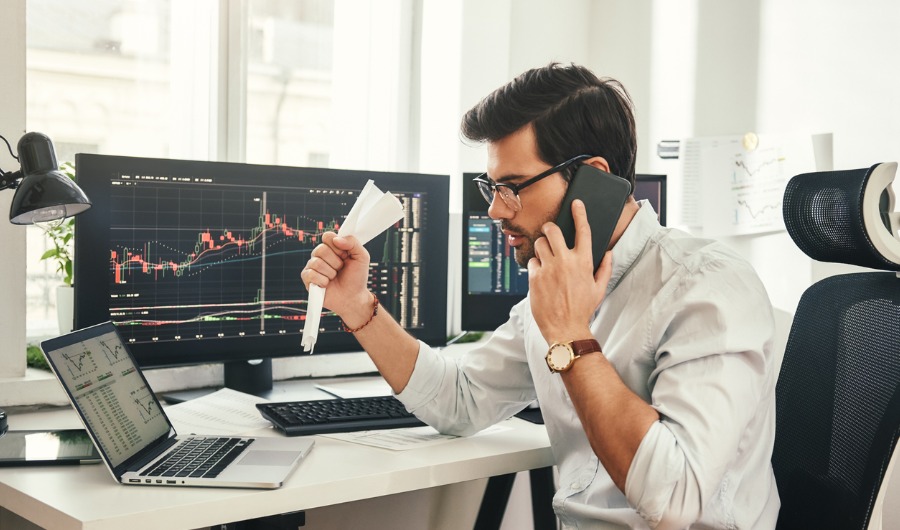 איש צופה בנתונים המוצגים על גבי מסך מחשב