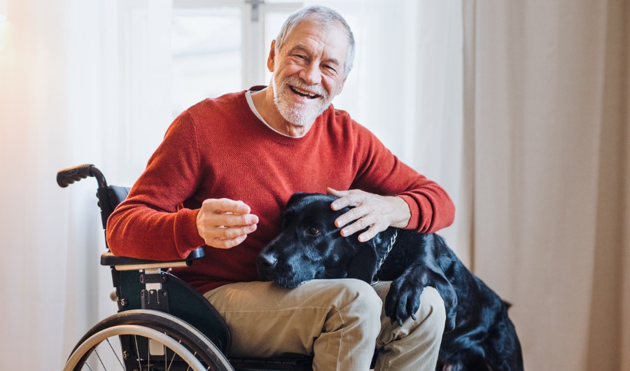 תמונה של אדם מבוגר יושב על כיסא גלגלים, כיתוב: "בית חדש שמותאם לצרכים החדשים"