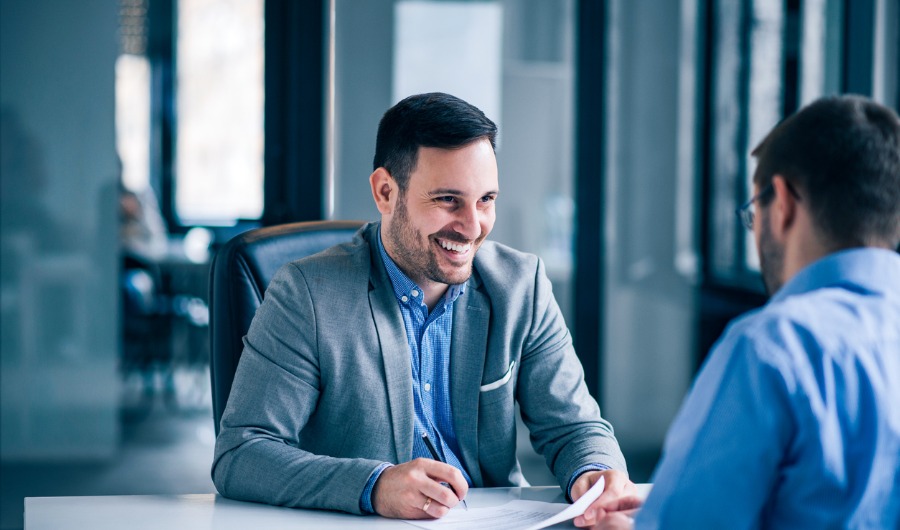 בתמונה דו שיח בין גבר לגבר נוסף במשרד, כיתוב: "עורך דין יקל עליכם את העבודה מול הלקוחות"